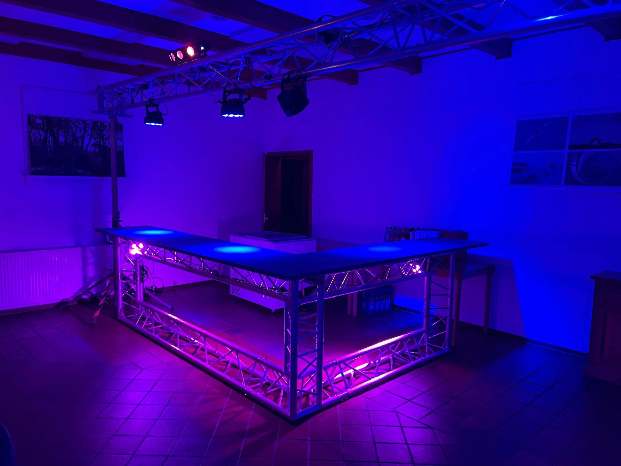 Neu im Verleih - Tresen mit Beleuchtung